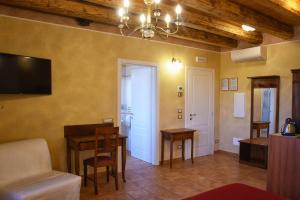 un soggiorno con un divano e una TV di Agriturismo Corte Benetti a Rovigo