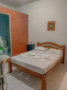 um quarto com uma cama num quarto com em Hotel América no Recife