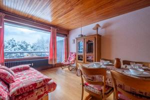 una stanza con un tavolo, un letto e una finestra di Apartment With Balcony Close To The Ski Slopes a Chamonix-Mont-Blanc