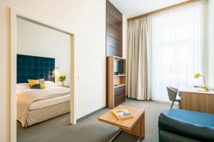 Posteľ alebo postele v izbe v ubytovaní HiLight Suites Hotel