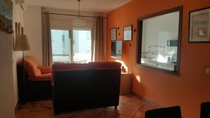 サアラ・デ・ロス・アトゥネスにあるApartamento en Bahia de Plata Zaharaのリビングルーム(椅子、窓付)