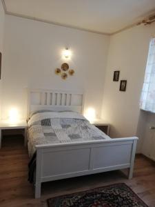 1 cama blanca en un dormitorio con 2 mesitas de noche en Sunflower, en Zweibrücken