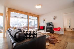 TV a/nebo společenská místnost v ubytování PlantA rosa by Arosa Holiday + 28 fotografií