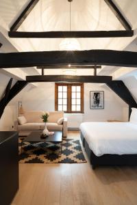 um quarto amplo com 2 camas e um sofá em Smartflats - Grand-Place II em Bruxelas