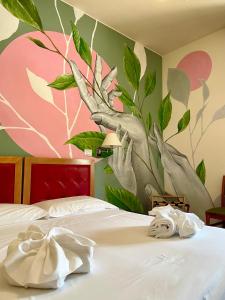 1 dormitorio con un mural en la pared en LH Hotel Arca Street Art, en Spoleto 82 fotos más