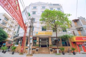 un edificio en medio de una calle en Khách sạn Hoàng Yến en Lao Cai