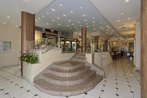 un vestíbulo con una escalera de caracol en un edificio en Hotel Eden en Viareggio