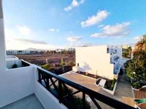 una vista dal balcone di un edificio di Apartamento Malvasia Lanzarote a Costa Teguise