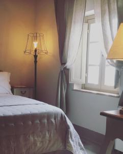 sypialnia z łóżkiem i oknem w obiekcie Vento d’Orcia w mieście Pienza