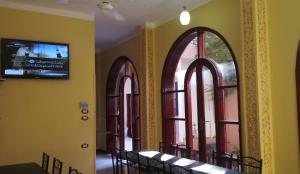 TV a/nebo společenská místnost v ubytování Pyramids Luxor Hotel & SPA