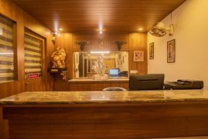 Sri Krishna Palace في هوسور: مطبخ مع كونتر مع كونتر توب