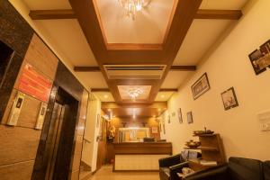 Sri Krishna Palace في هوسور: غرفة معيشة بسقف مريح