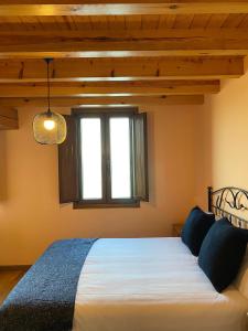 ein Schlafzimmer mit einem großen weißen Bett mit einem Fenster in der Unterkunft Praia Baluarte by Serendipia Turismo in San Pedro