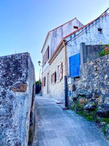 eine Gasse mit einer Steinmauer neben einem Gebäude in der Unterkunft Praia Baluarte by Serendipia Turismo in San Pedro