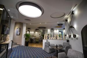 Gray Boutique Hotel Casablanca في الدار البيضاء: غرفة معيشة مع سقف مع تجهيزات خفيفة كبيرة