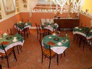 Restaurant o un lloc per menjar a Camelot Hotel - Couples Only