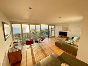 Gallery image of Sunset Waves Sea view apartment featuring panoramic views & parking in Newquay