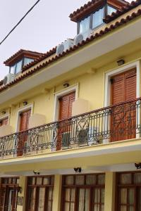 - un balcon avec des chaises dans l'établissement Castri Hotel, à Delphes