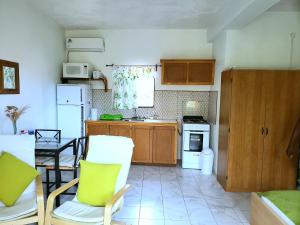 Kitchen o kitchenette sa Bay View Studio Apartment 3B - Canouan Island