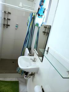 y baño con lavabo y espejo. en Bay View Studio Apartment 3B - Canouan Island en Canouan