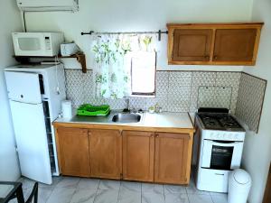 Kitchen o kitchenette sa Bay View Studio Apartment 3B - Canouan Island