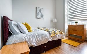 Una cama o camas en una habitación de Dalhousie Upper