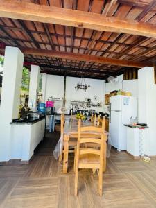 Kuchyň nebo kuchyňský kout v ubytování Casa com Piscina