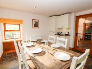 comedor con mesa de madera y sillas en Blackburn Cottage Barn, en Hamsterley