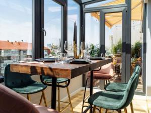 - une table en bois avec des verres à vin sur le balcon dans l'établissement Heart 10 Cupole, à Bucarest