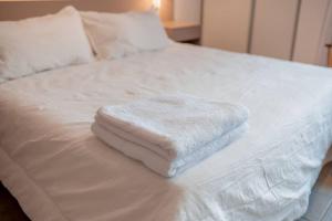 Postel nebo postele na pokoji v ubytování Decom Suites