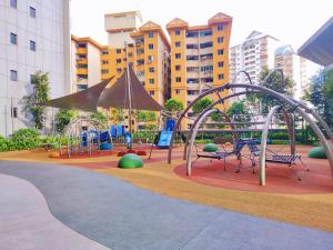 een park met een speeltuin met een schommel bij Maxine Suites in Kuala Lumpur