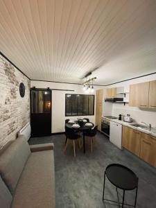 uma cozinha e uma sala de estar com mesa e cadeiras em Appartement chic et cosy au pied du village em Villard-de-Lans