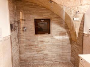 una doccia con porta in vetro in bagno di Mastropaolo42 Luxury B&B a Grottaglie