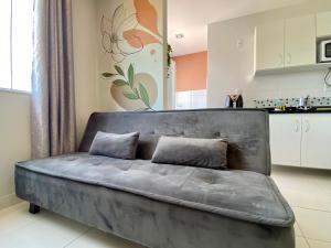 um sofá numa sala de estar com uma cozinha em Hotel APART Zuccolotto 201 em Aracruz