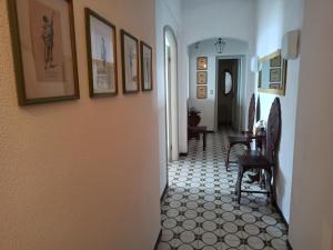 un pasillo con una mesa y cuadros en la pared en Poggio dei sogni, en Rapallo