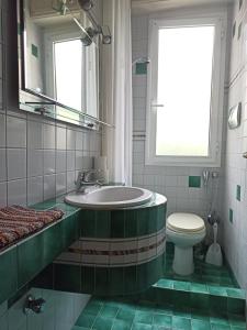 y baño con lavabo y aseo. en Poggio dei sogni, en Rapallo