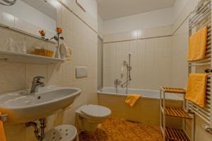Ett badrum på Hotel zur Henne