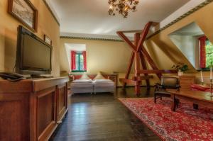 TV a/nebo společenská místnost v ubytování Hotel zur Henne