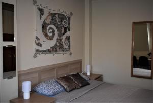 1 dormitorio con 1 cama y una foto en la pared en Guest House Gero Vėjo Namai en Klaipėda