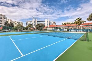 Tenis a/nebo squash v ubytování New Smyrna Beach Condo with Balcony and Pool Access nebo okolí