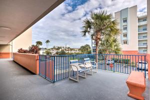 Imagen de la galería de Coastal Condo with Balcony, Outdoor Pool Access, en New Smyrna Beach