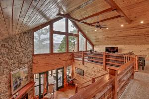 Μια τηλεόραση ή/και κέντρο ψυχαγωγίας στο Piney Bluff Retreat with Mountain Views!