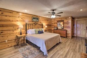 Ένα ή περισσότερα κρεβάτια σε δωμάτιο στο Piney Bluff Retreat with Mountain Views!
