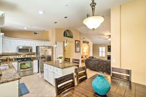 uma grande cozinha com mesa e cadeiras em Scottsdale Home with Heated Pool Near Hikes, Venues em Scottsdale