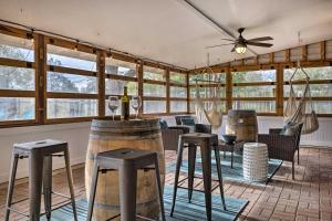 Φωτογραφία από το άλμπουμ του Howdy Haus Pool and Hot Tub and Outdoor Space σε Fredericksburg