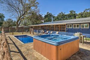 Imagen de la galería de Howdy Haus Pool and Hot Tub and Outdoor Space, en Fredericksburg