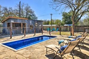 Πισίνα στο ή κοντά στο Howdy Haus Pool and Hot Tub and Outdoor Space