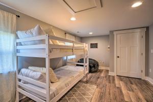 Poschodová posteľ alebo postele v izbe v ubytovaní Scenic Home on 20-Acre Farm Families Welcome