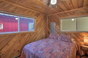 Säng eller sängar i ett rum på Charming Lakefront Cabin with Deck and Fire Pit!