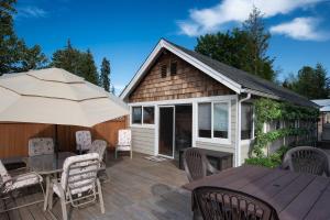 Foto da galeria de Charming Lakefront Cabin with Deck and Fire Pit! em Newport